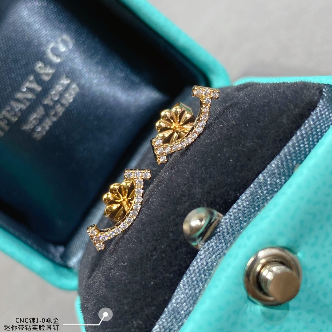 t*f*ny & co. mini smile with Di*m*nd stud earrings