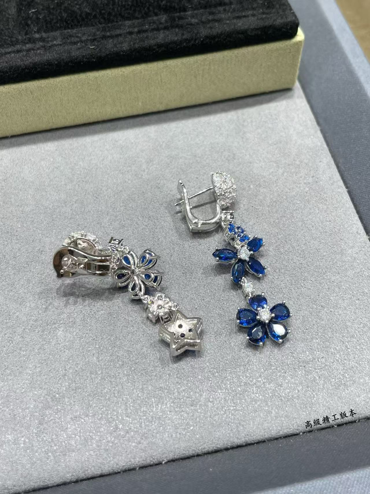 V*N CL*F & arpels colored floral earrings