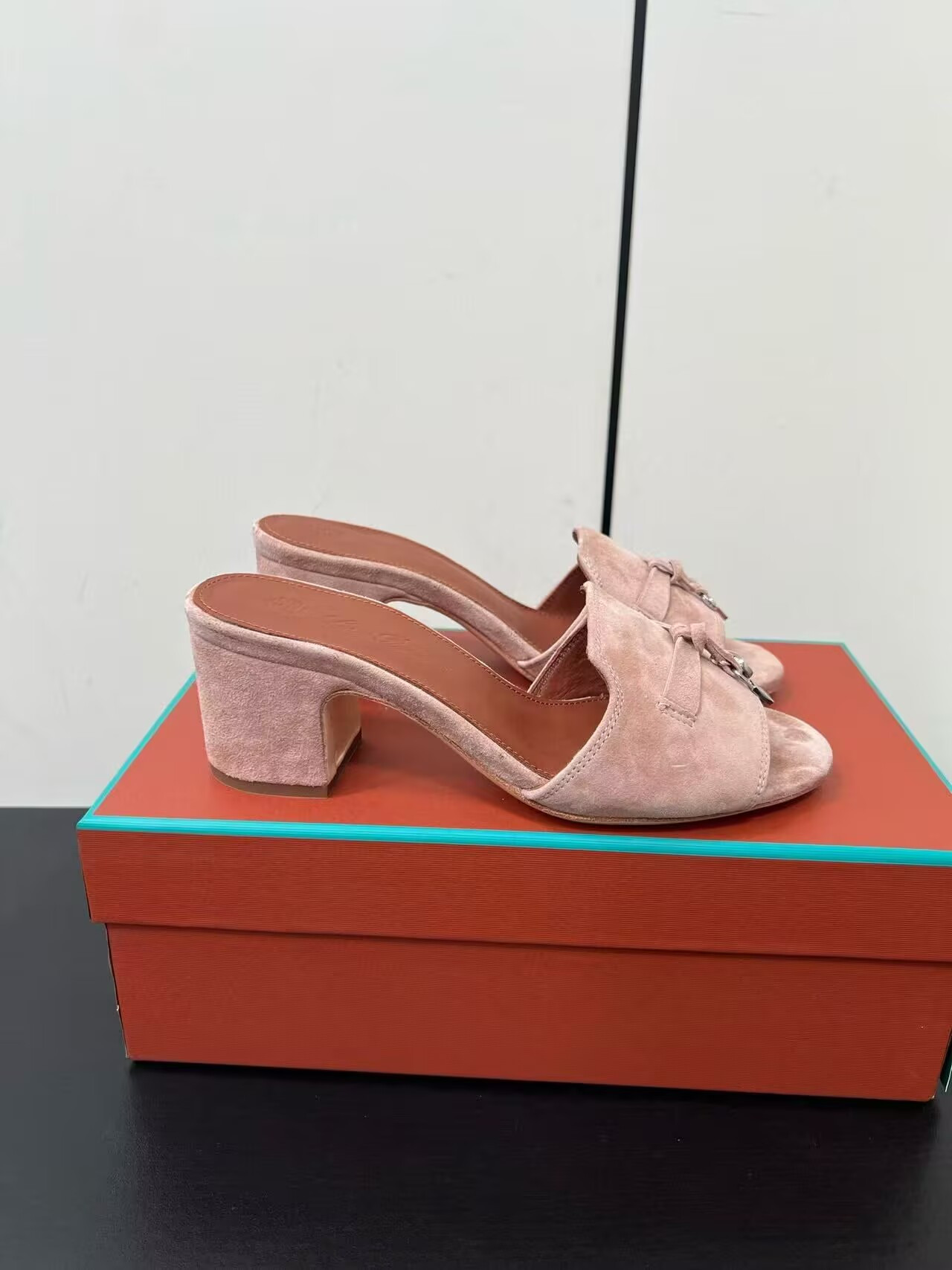 ua L**o p*ana summer charms sandal