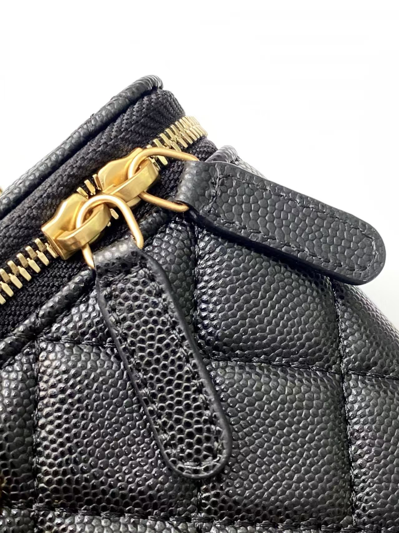 Ch*el vanity with chain 9.5x17x8cm