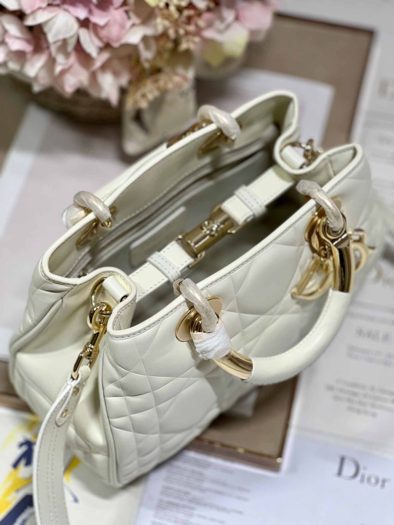 lady D*or 95•22  24×16.5×9.5cm