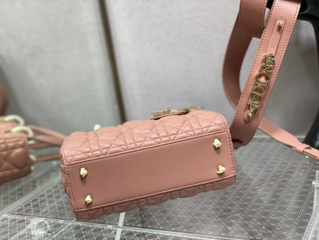 small lady D*oramour my abcD*or bag 8 x 6.5 x 3 inches