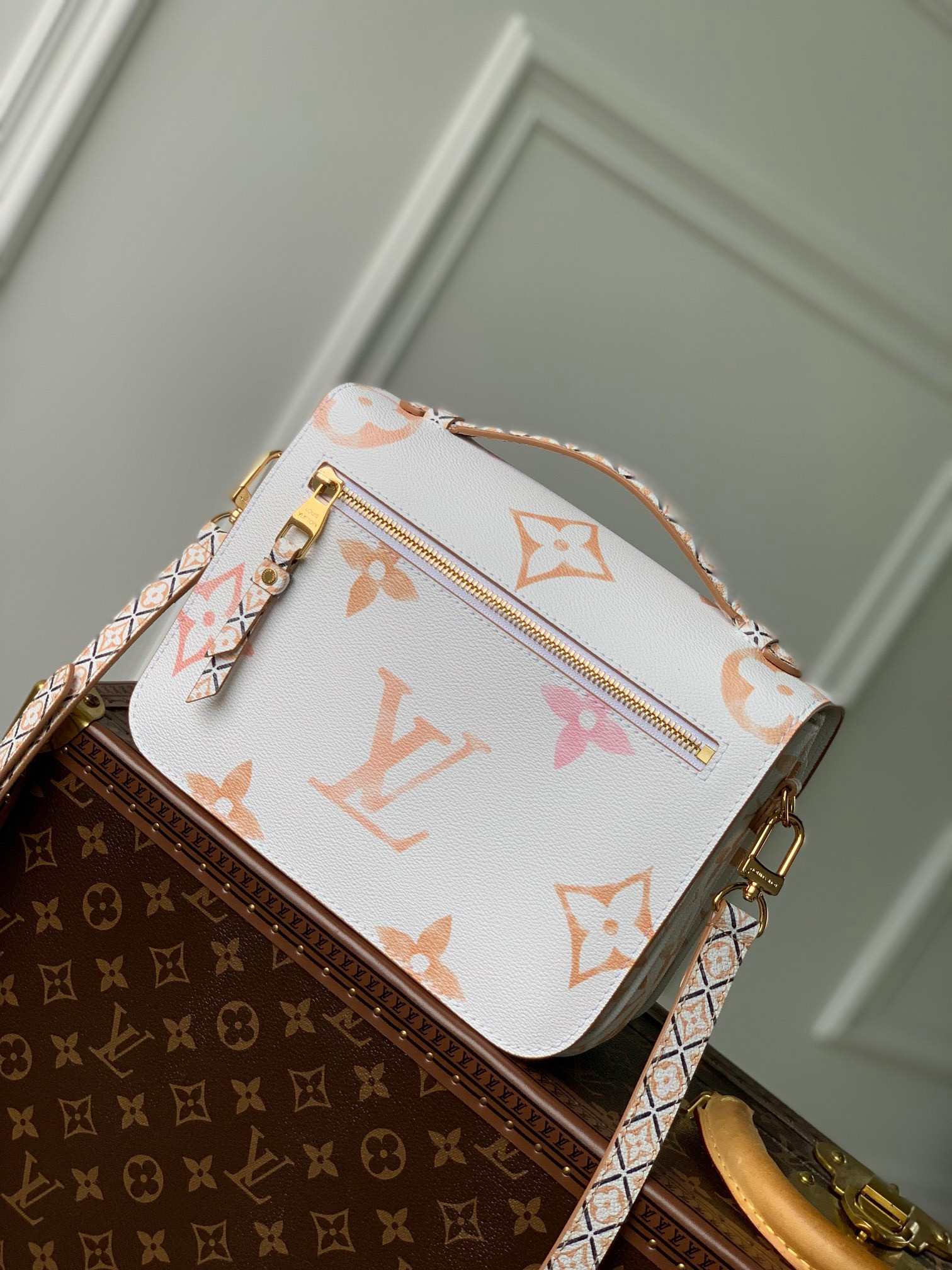 LV Pochette Metis MM M23055