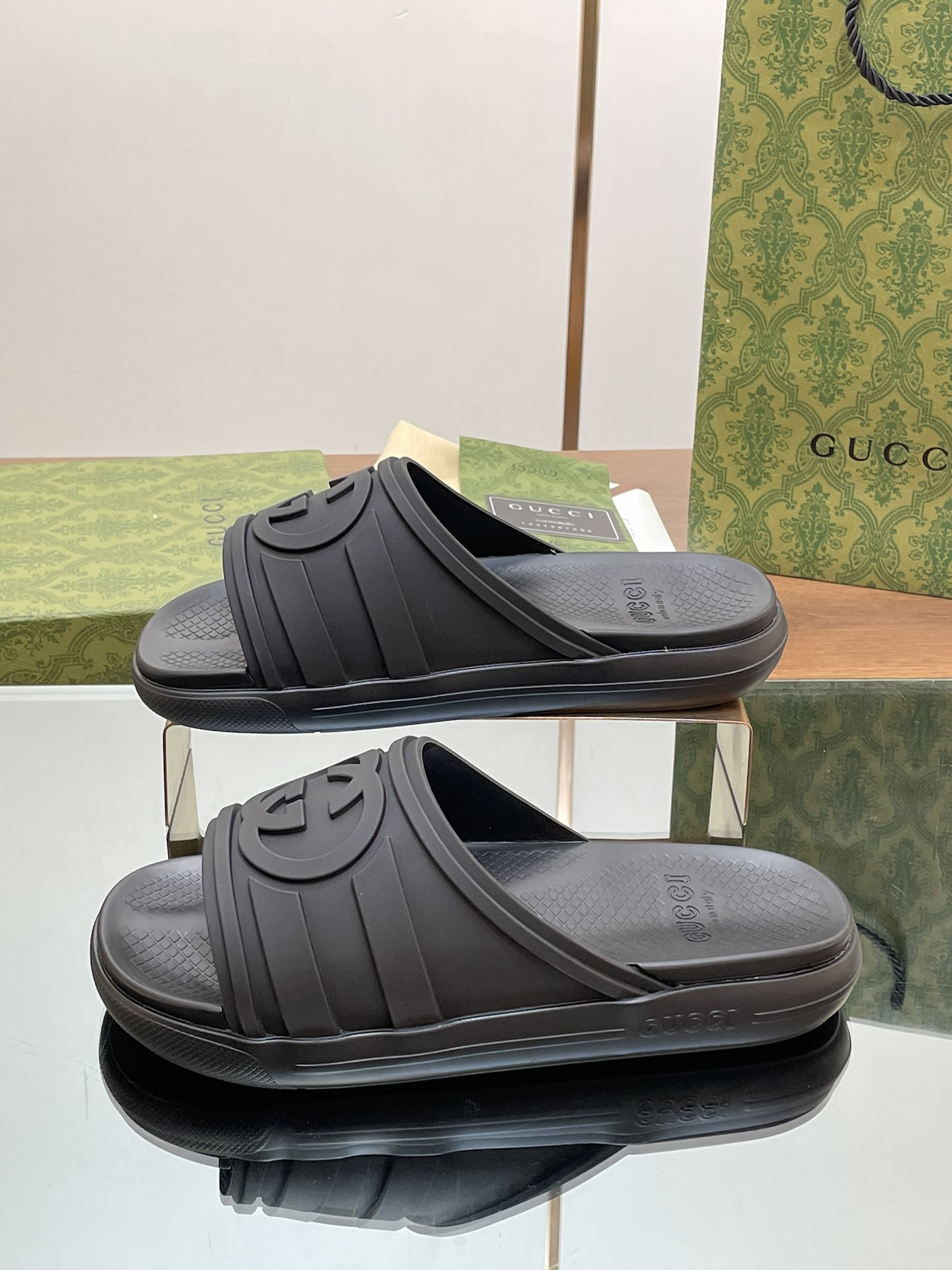 ua G*u*i interlocking g slide sandal