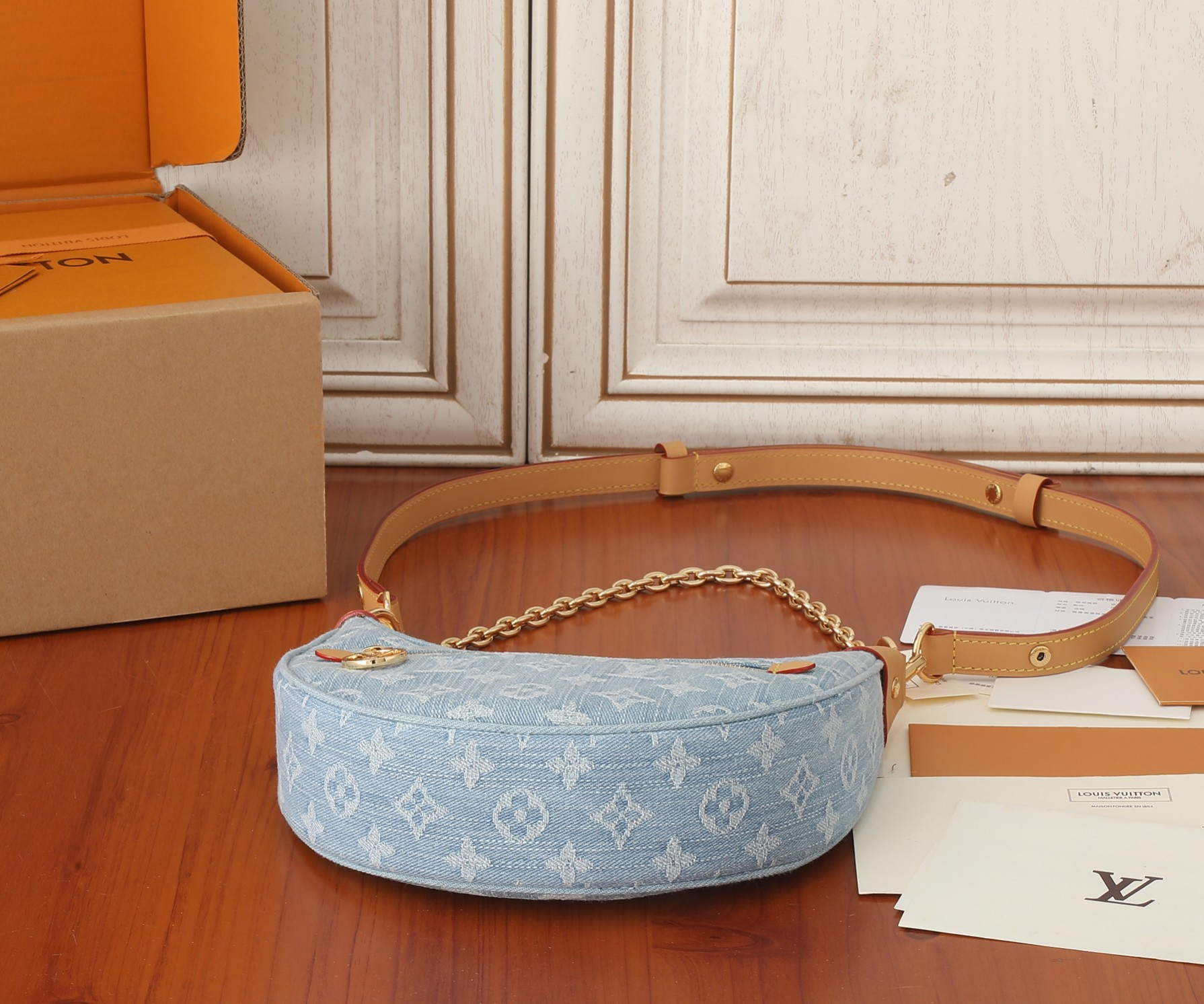 LV Loop M24846 9.1 x 5.1 x 2.4 inches