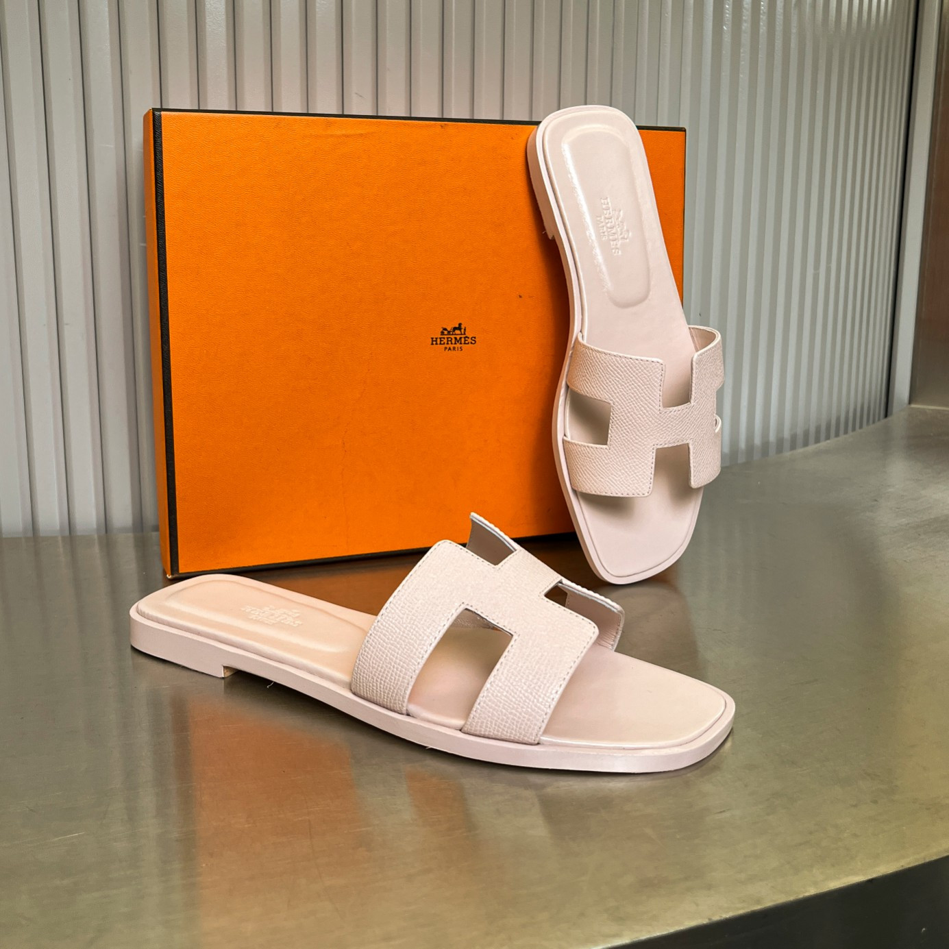 ua H**me5 oran sandal