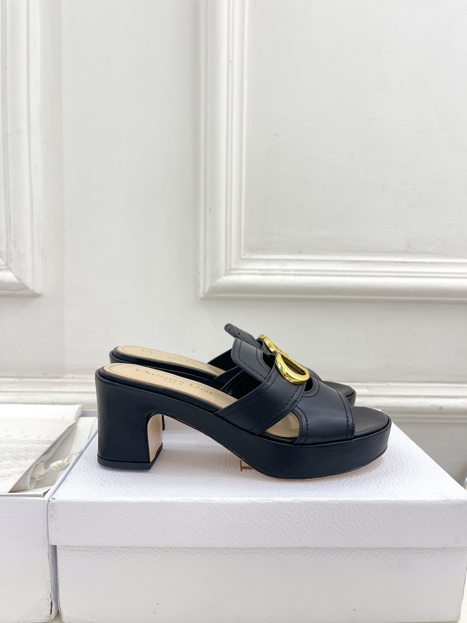 ua D*or 30 montaigne platform slide