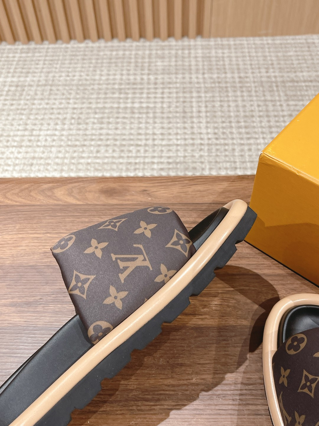 UA LV Pool Pillow Flat Comfort Mule