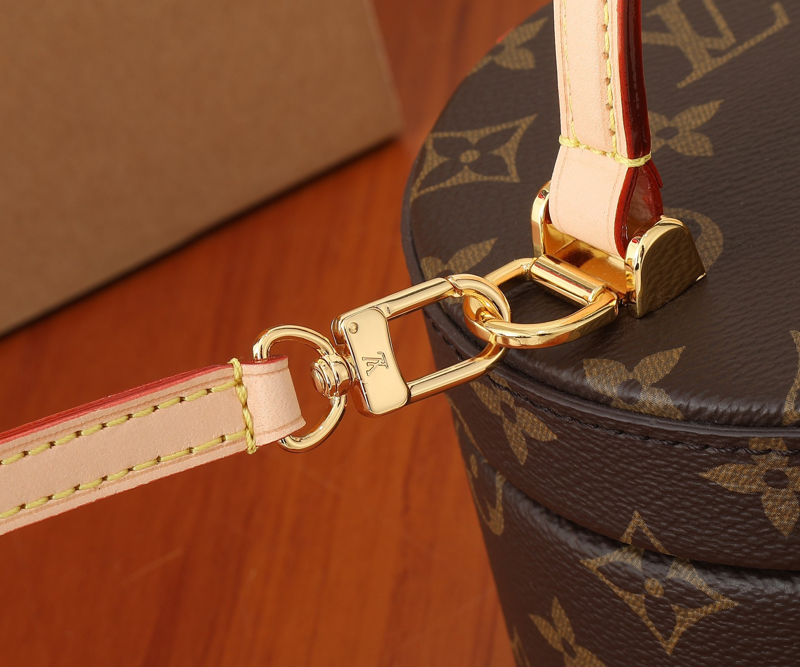 LV Scott M46933 5.3 x 3.5 x 4.5 inches