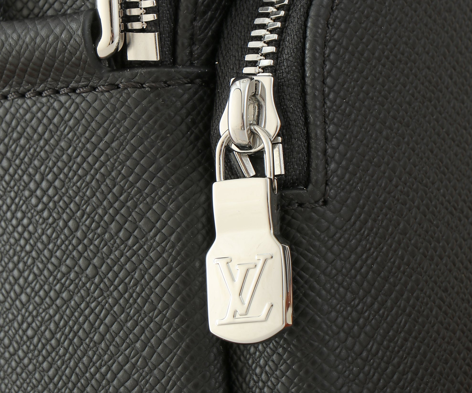 LV District M11657 22.5x15.5x7.5CM