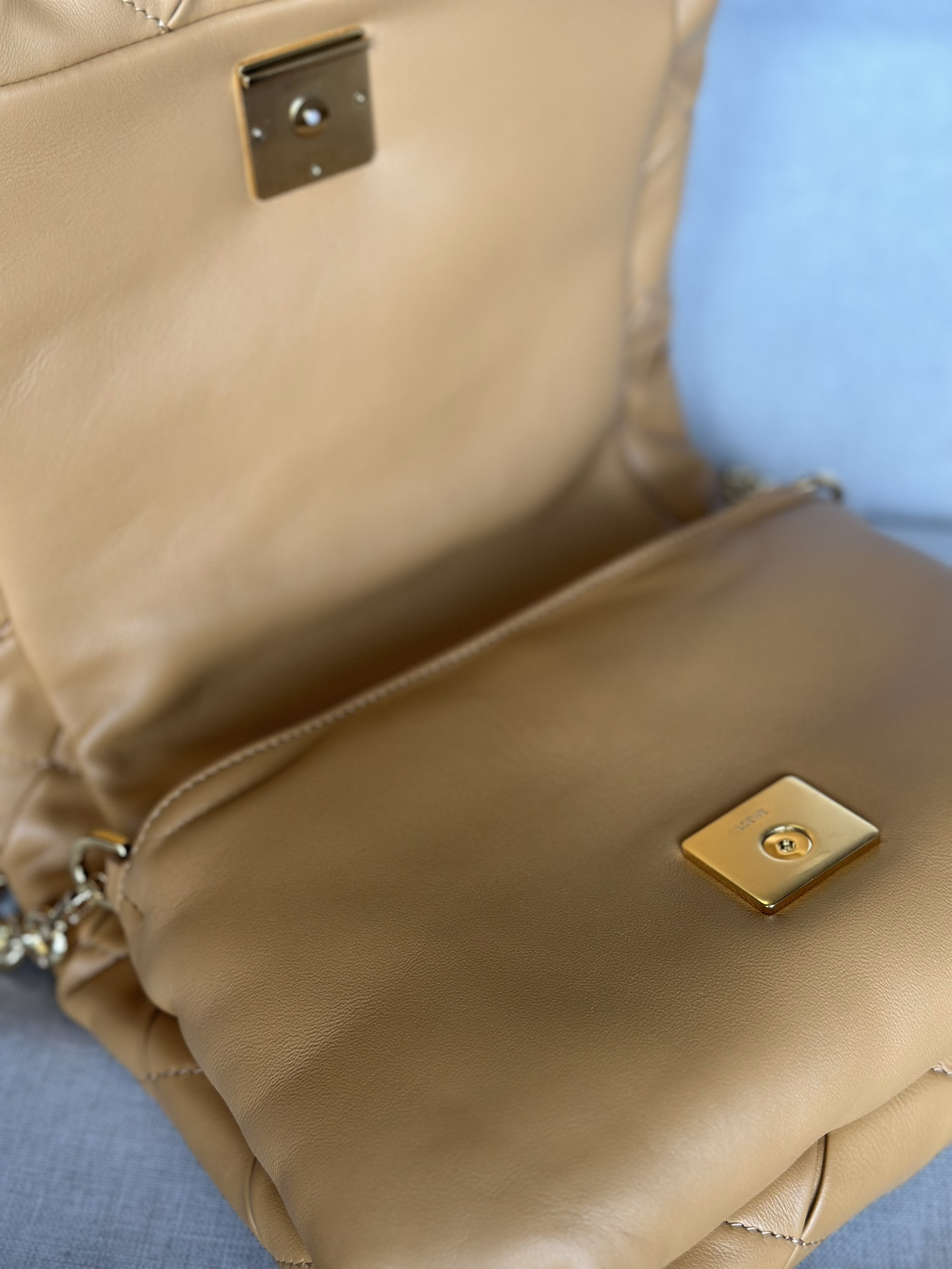 L0ew* puffer goya in pleated shiny nappa lambskin 23x17x9cm