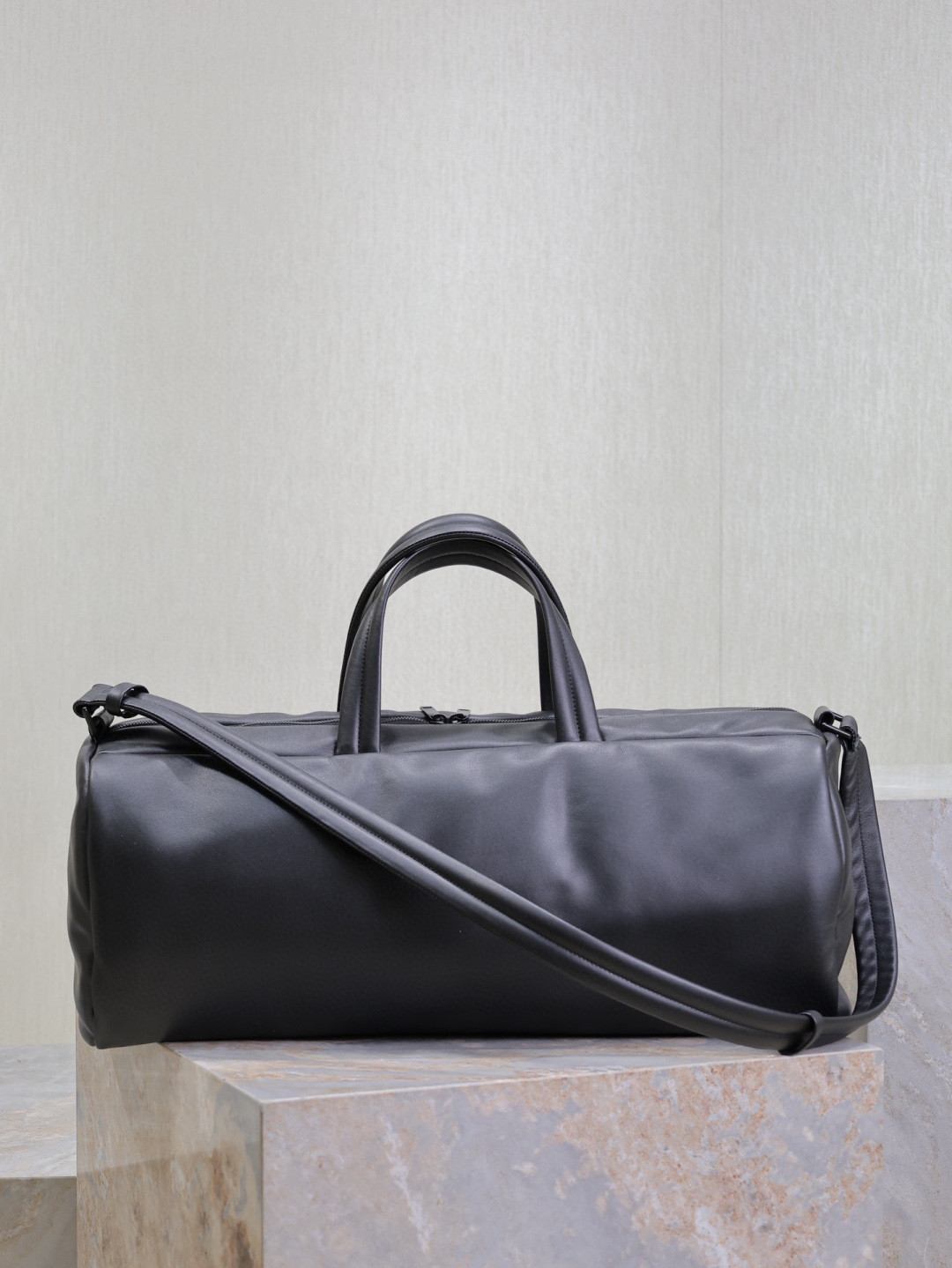 y*l Sa**t Lau*nt duffle in lambskin 53x24x22cm