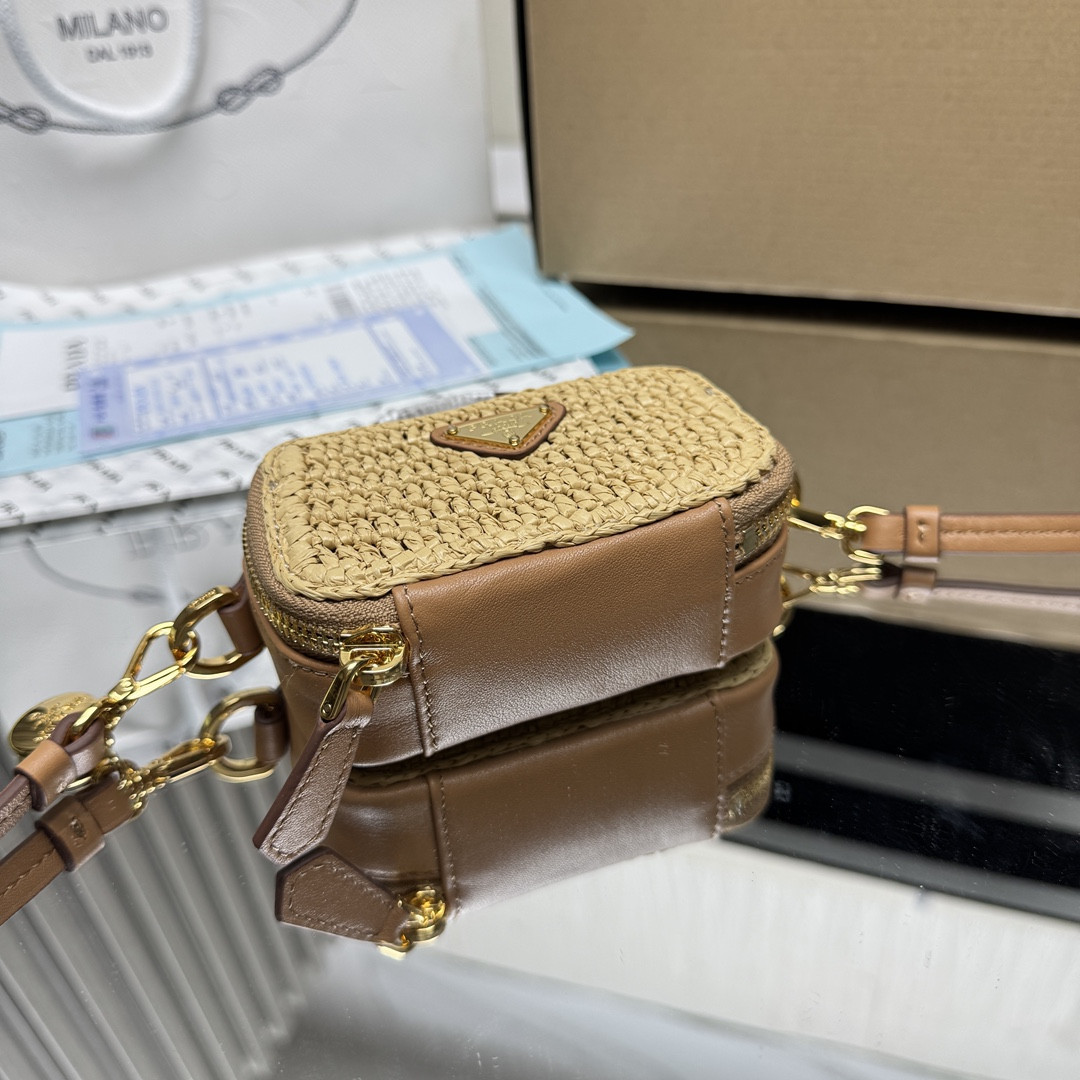 Pra*a crochet and leather mini-pouch 6.5x11x2.5cm