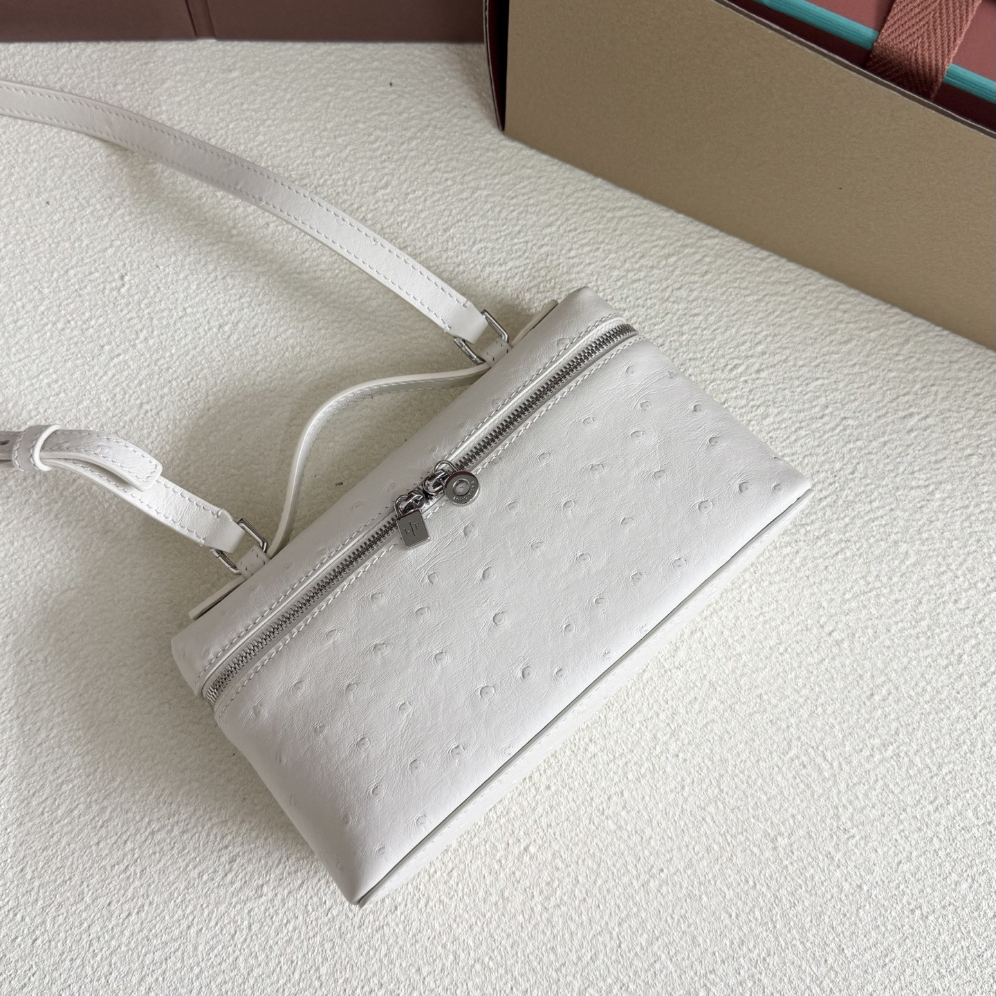 L**o p*ana extra pocket l19 ostrich-grained leather 11 x 19 x 6.5 cm