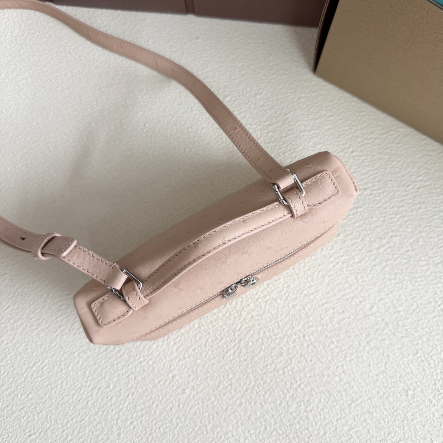 L**o p*ana extra pocket l19 ostrich-grained leather 11 x 19 x 6.5 cm