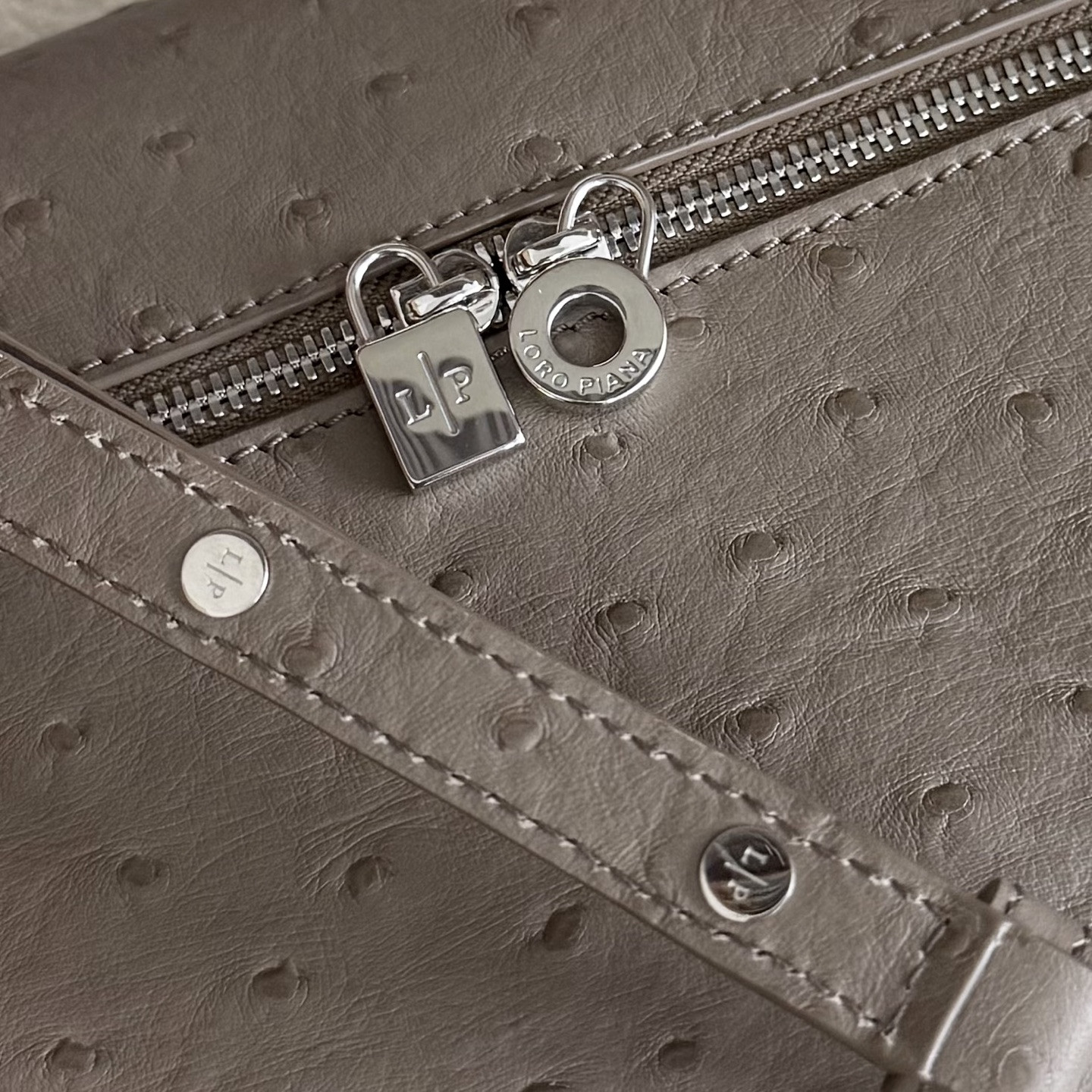 L**o p*ana extra pocket l27 ostrich-grained leather 16x27x10cm